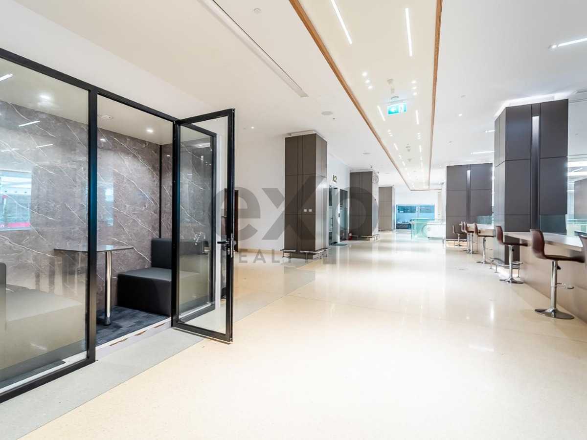 Office for rent in Dubai, Deira, Dubai, 5000 ft²