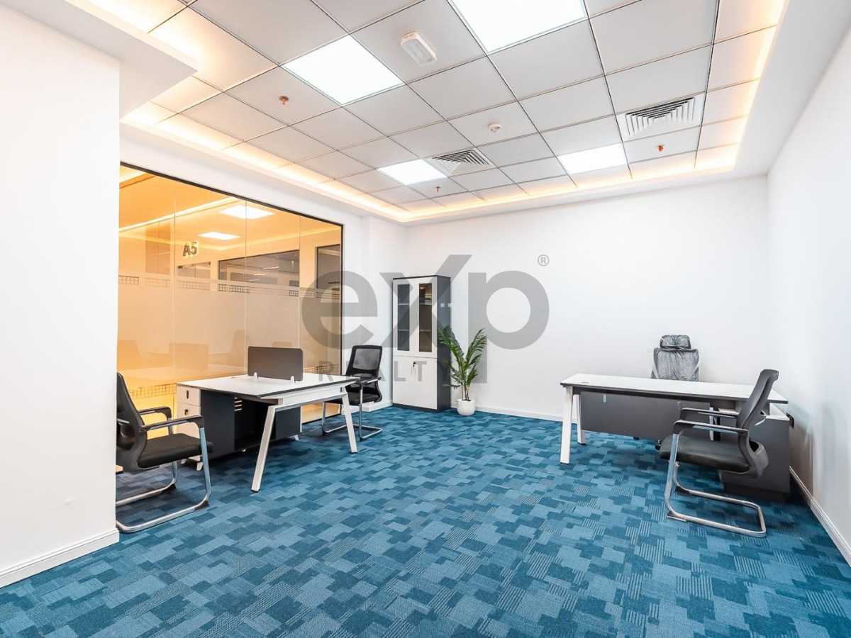 Office for rent in Dubai, Deira, Dubai, 5000 ft²