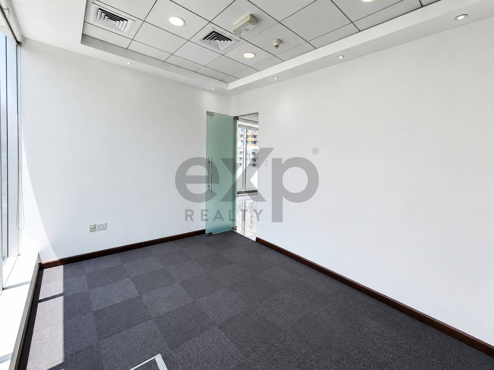 Office for rent in Dubai, Business Bay, Dubai, 1680 ft²