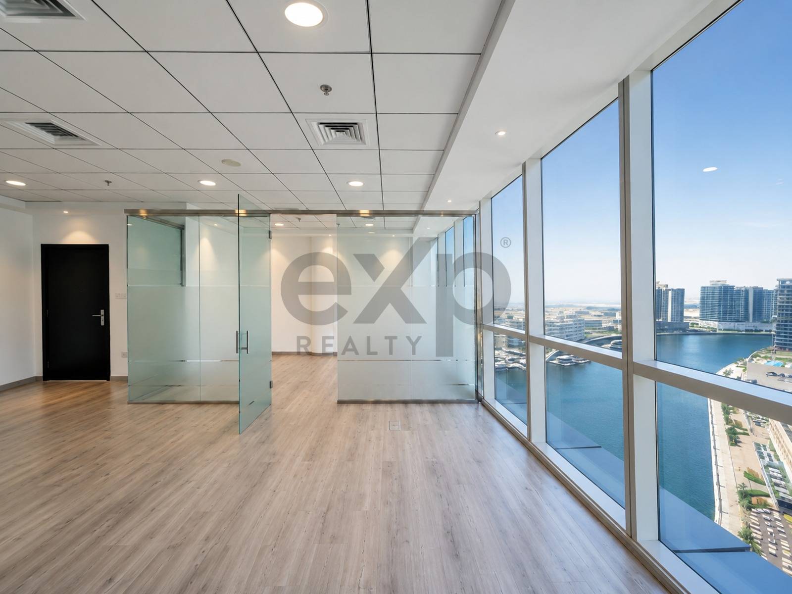 Office for rent in Dubai, Business Bay, Dubai, 586 ft²