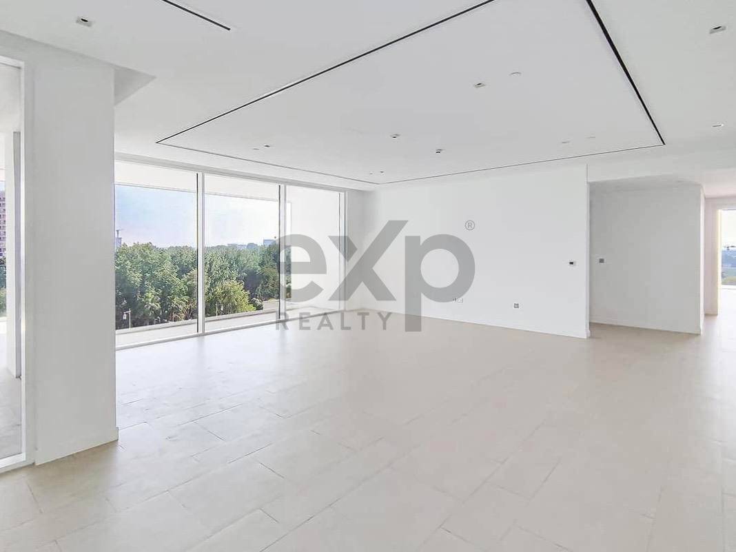 LUXURY |  CORNER UNIT | VACANT
