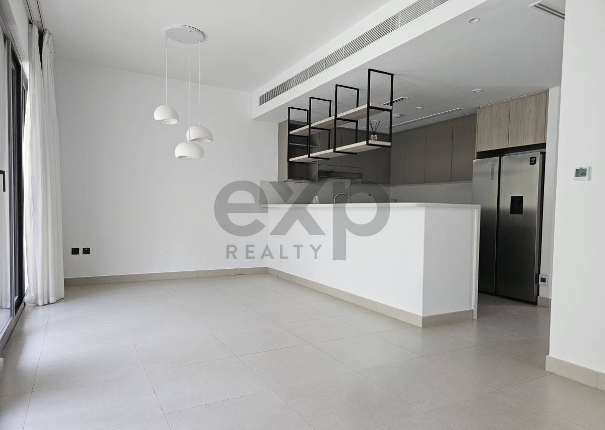 Townhouse for rent in Dubai, Tilal Al Ghaf, Dubai, 1512 ft²