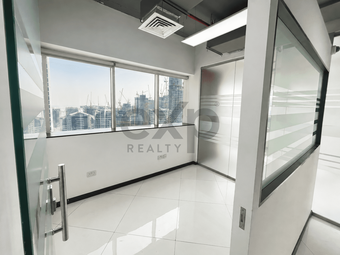 Office for rent in Dubai, Business Bay, Dubai, 1018 ft²