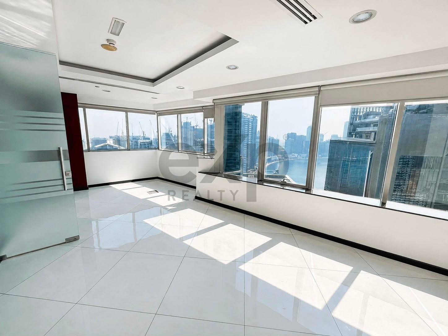 Office for rent in Dubai, Business Bay, Dubai, 1018 ft²