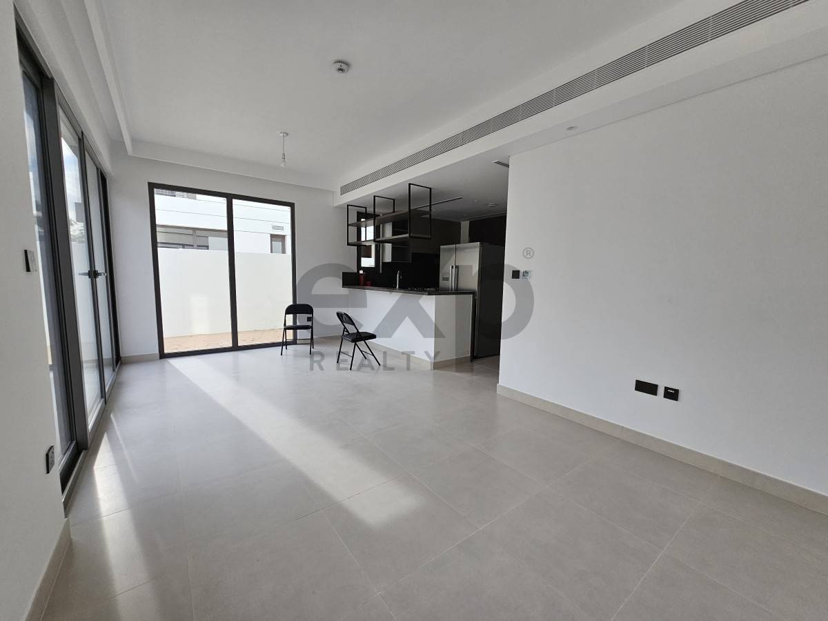 Villa for rent in Dubai, Tilal Al Ghaf, Dubai, 3410 ft²
