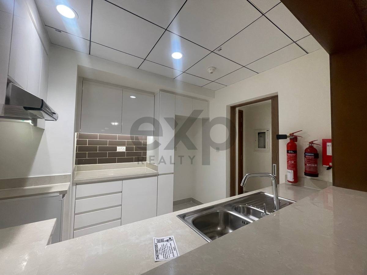 Apartment for rent in Dubai, Deira, Dubai, 2678 ft²