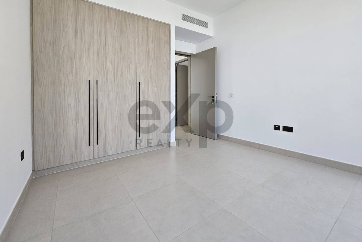 Townhouse for rent in Dubai, Tilal Al Ghaf, Dubai, 1512 ft²