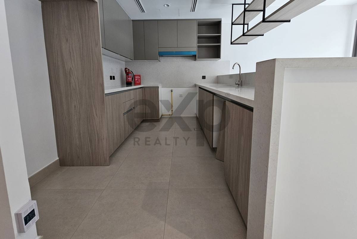 Townhouse for rent in Dubai, Tilal Al Ghaf, Dubai, 1512 ft²