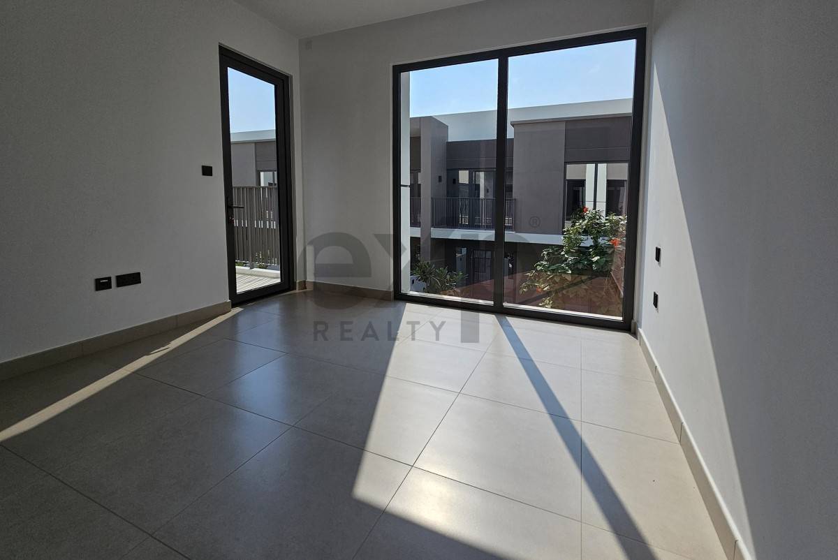 Townhouse for rent in Dubai, Tilal Al Ghaf, Dubai, 1512 ft²