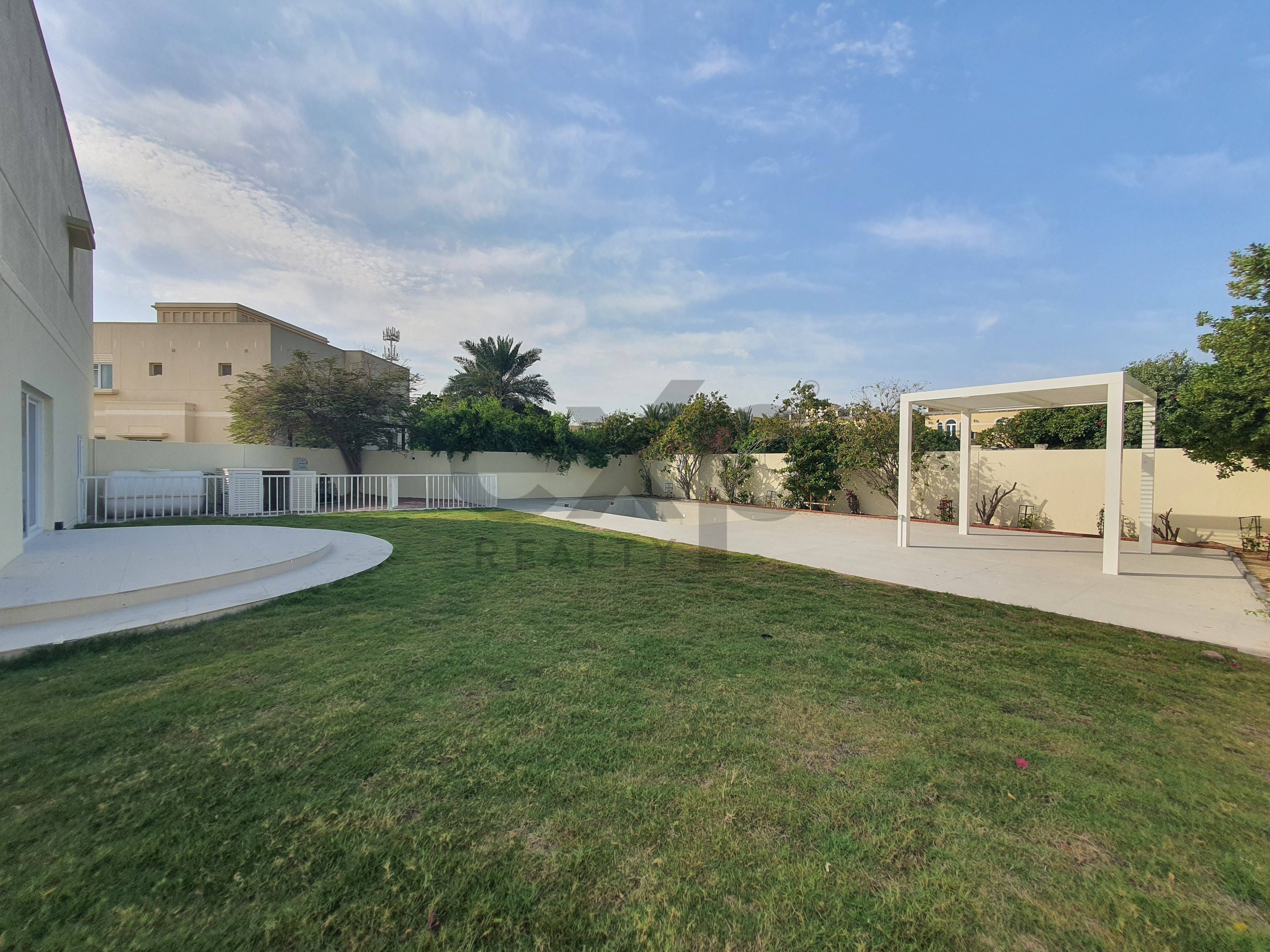Villa for sale in Dubai, The Meadows, Dubai, 9750 ft²