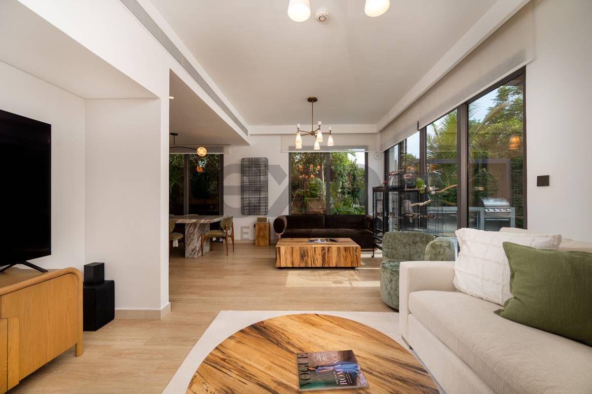Upgraded | Extended | Furnished I Green Belt 5