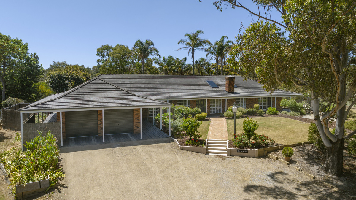 Fully Furnished Rural Retreat on 2.8 Acres