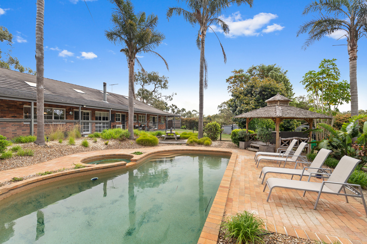 Fully Furnished Rural Retreat on 2.8 Acres