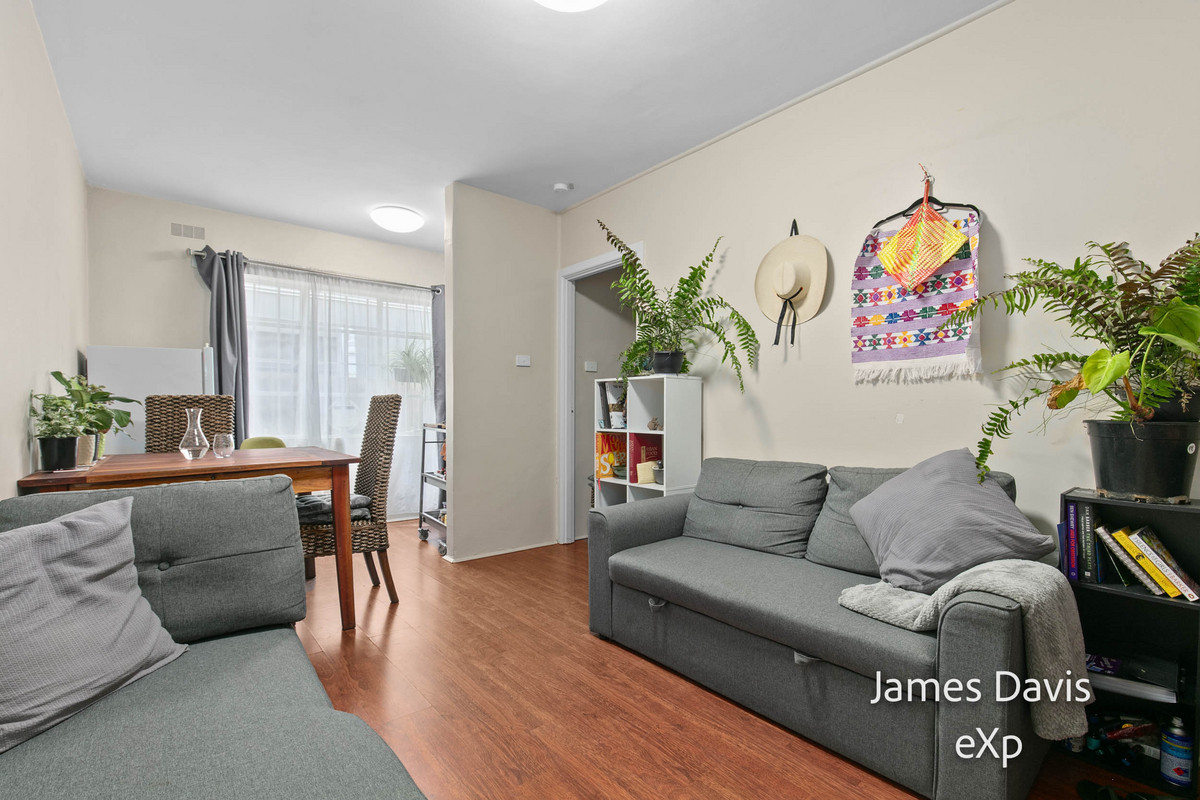 Light-Filled 1960s Apartment in Prime Collingwood Pocket