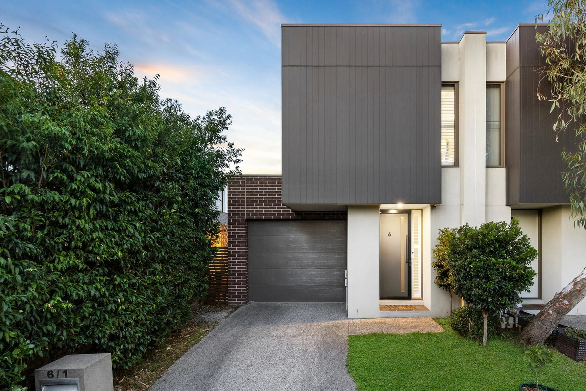 Stylish Family Living in a Peaceful Cul-de-Sac
