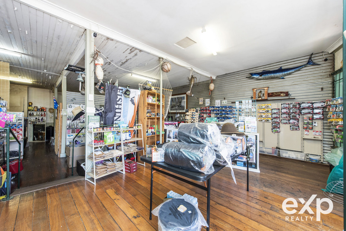 Versatile Mixed-Use Property with Prime Highway Exposure – R30