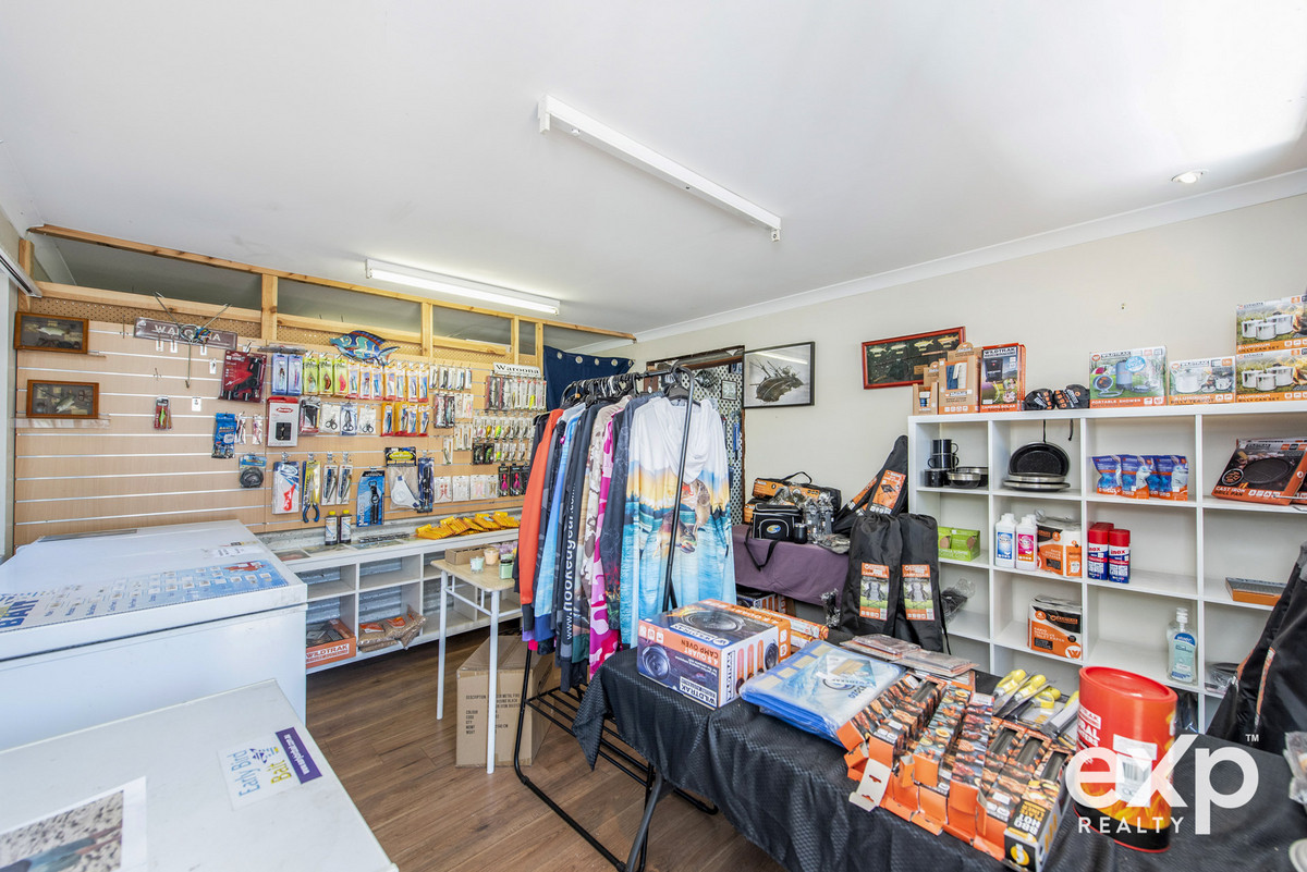 Versatile Mixed-Use Property with Prime Highway Exposure – R30