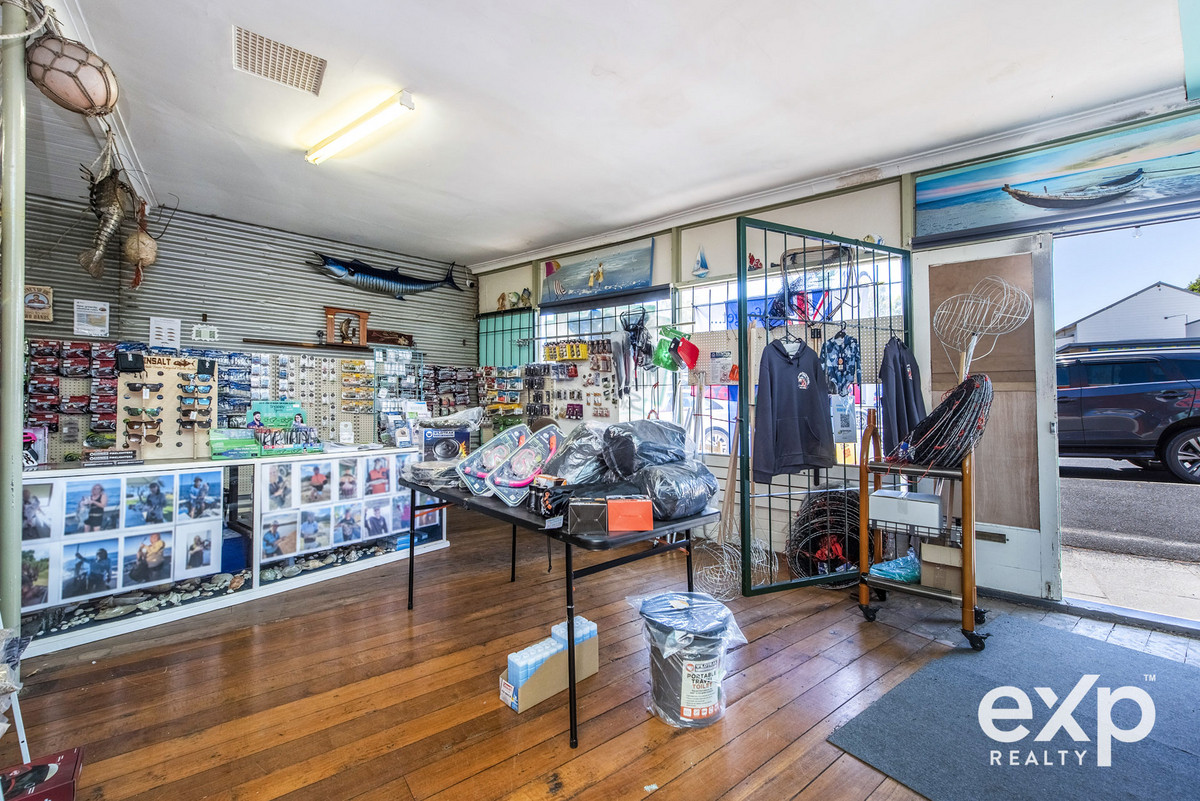 Versatile Mixed-Use Property with Prime Highway Exposure – R30