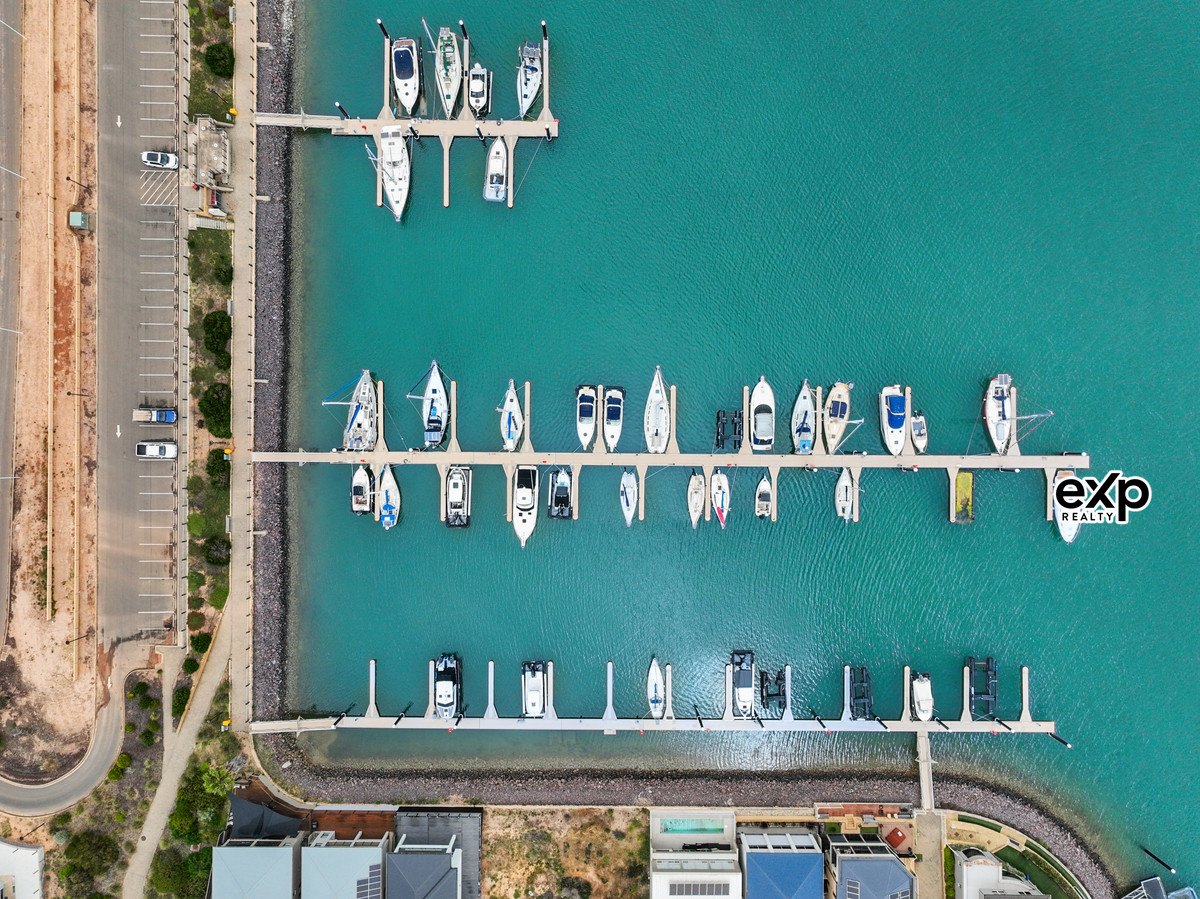 Marina berth, 67sqm site, 10m long with easy mooring location