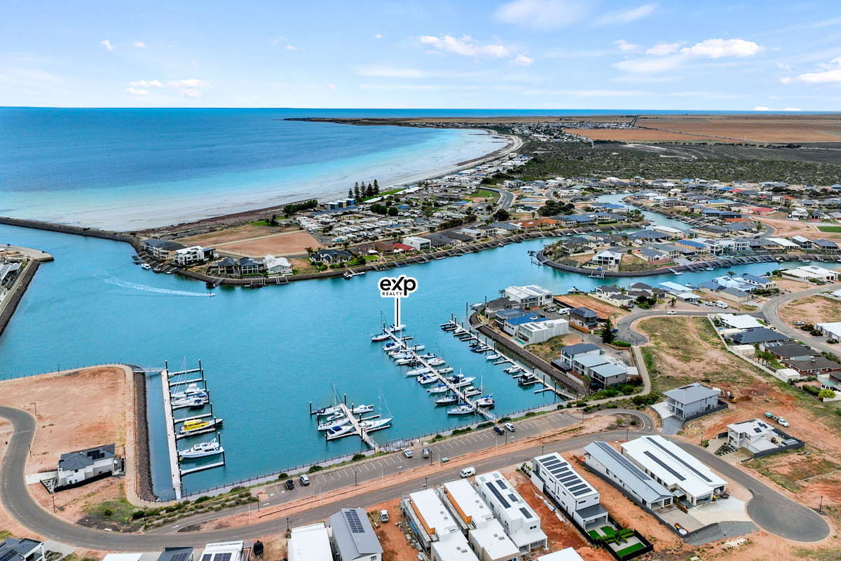 Marina berth, 67sqm site, 10m long with easy mooring location