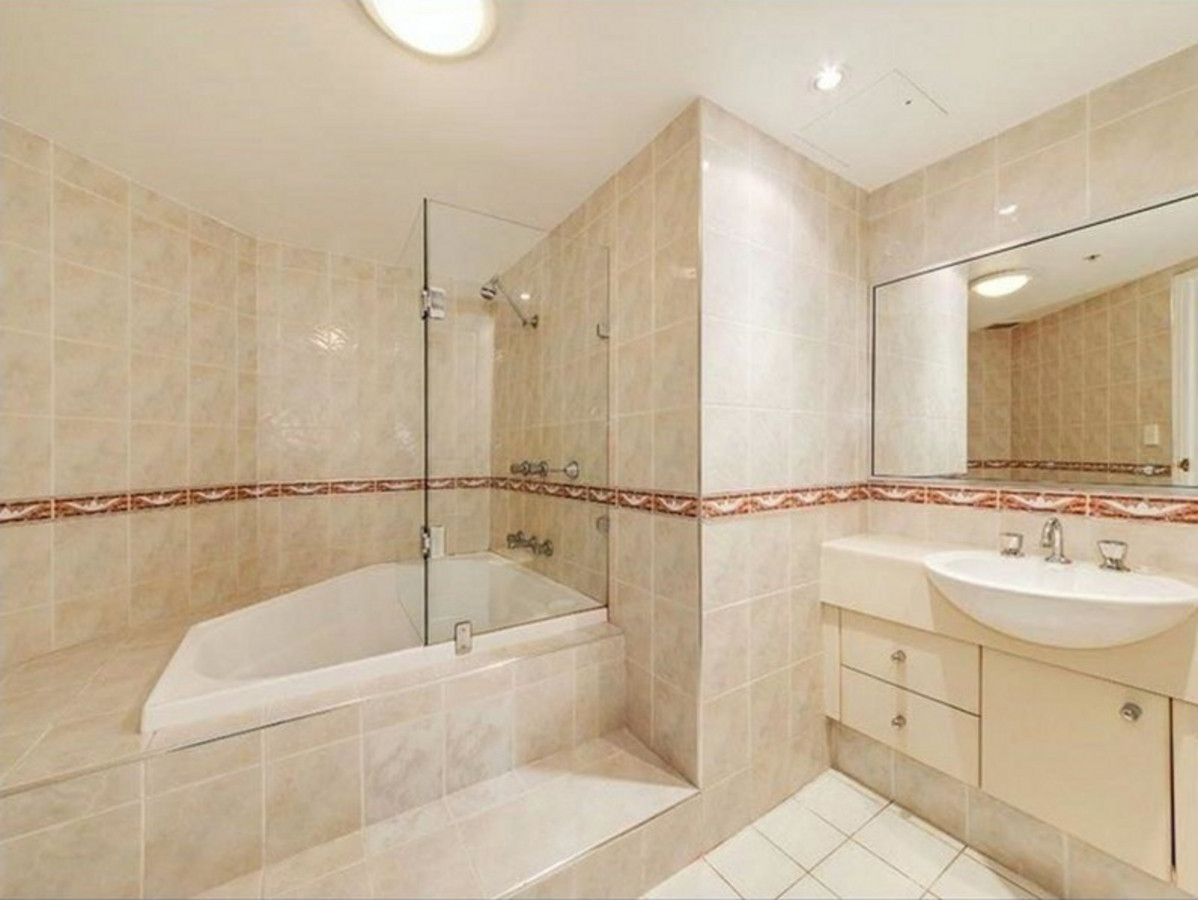 North/Eastern Aspect in a Prestigious Tower - Fireworks from your balcony