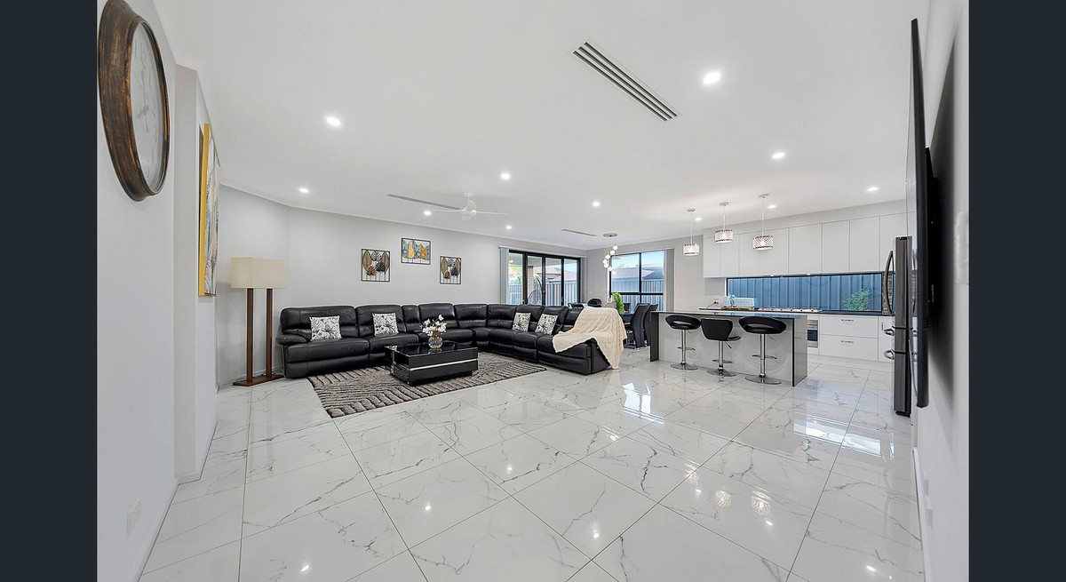 🏡 Grand Modern Family Entertainer on 655sqm with 21.3m Frontage – Perfect for Big Families & Upsizers