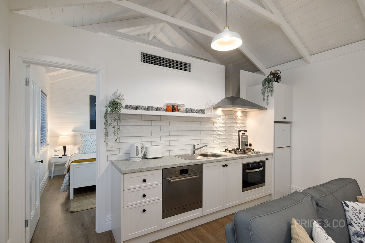 Plum Tree Cottage – A Private One-Bedroom Retreat with Timeless Charm