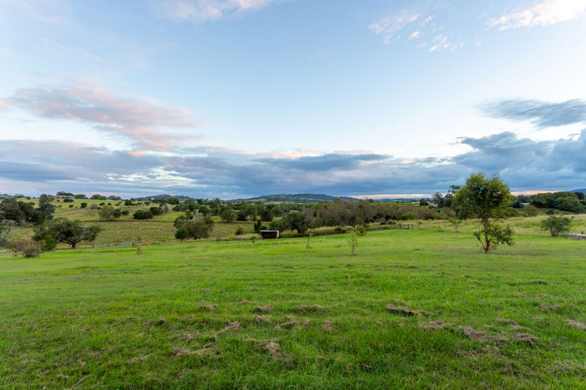 32  acres with Victorian Style Modern Queenslander
