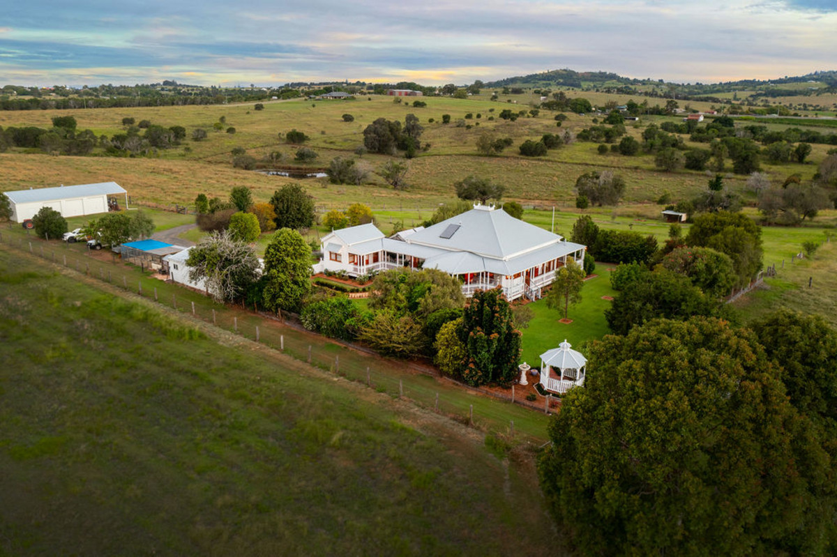 32  acres with Victorian Style Modern Queenslander