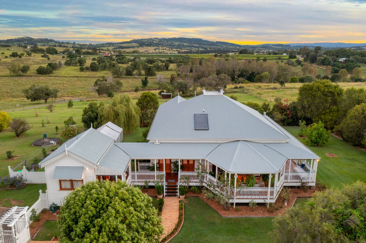 32  acres with Victorian Style Modern Queenslander
