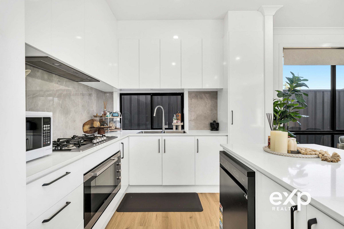 🏡 Contemporary Comfort & Low-Maintenance Living in a Near-New Home