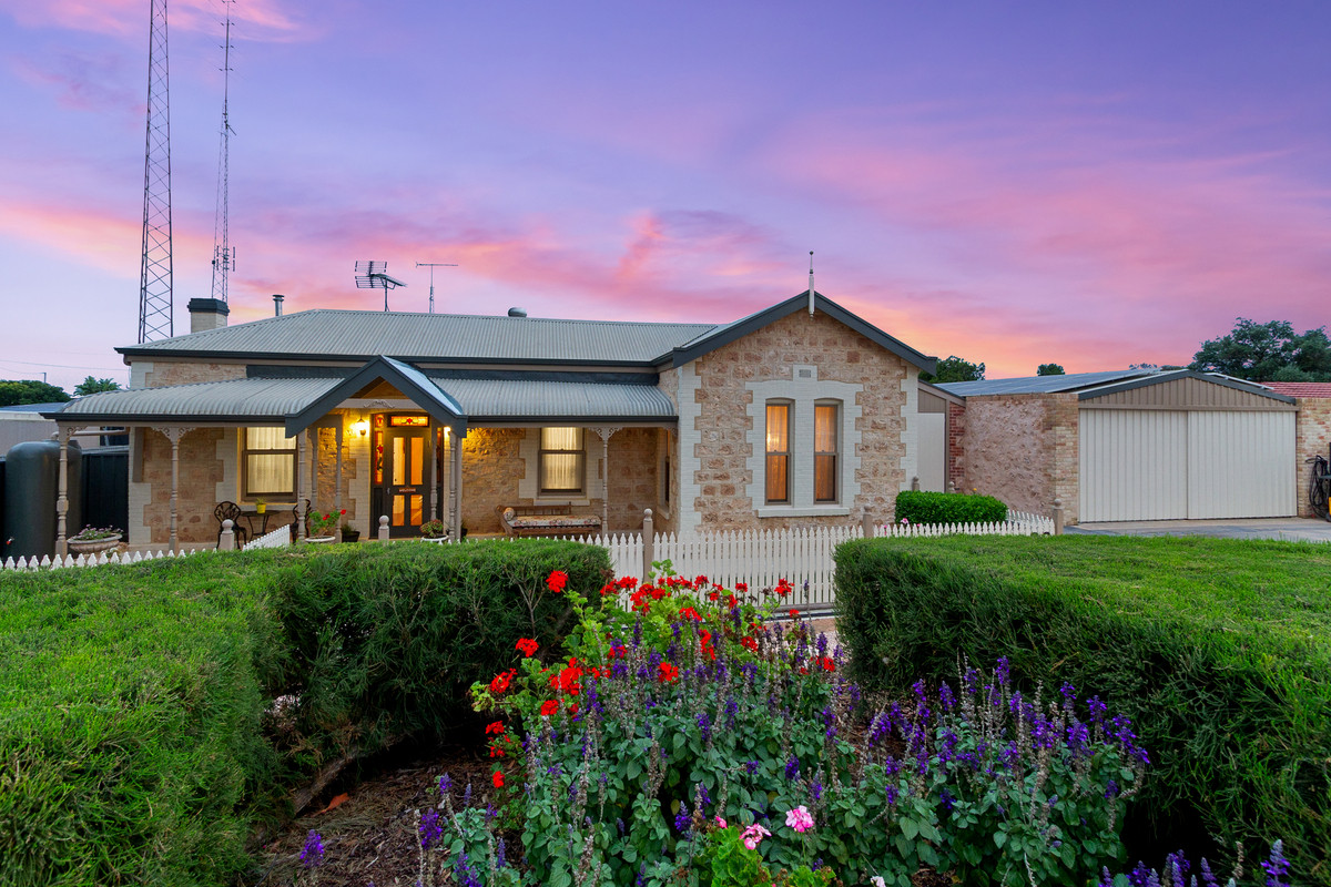 Timeless Villa Elegance with Modern Luxury