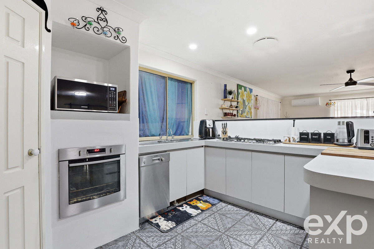 Residential for sale in Warnbro, 11 Tweed Close, Warnbro WA 6169, 702 m²