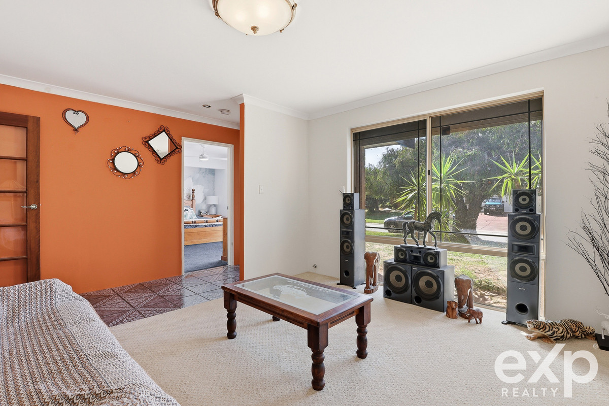 Residential for sale in Warnbro, 11 Tweed Close, Warnbro WA 6169, 702 m²