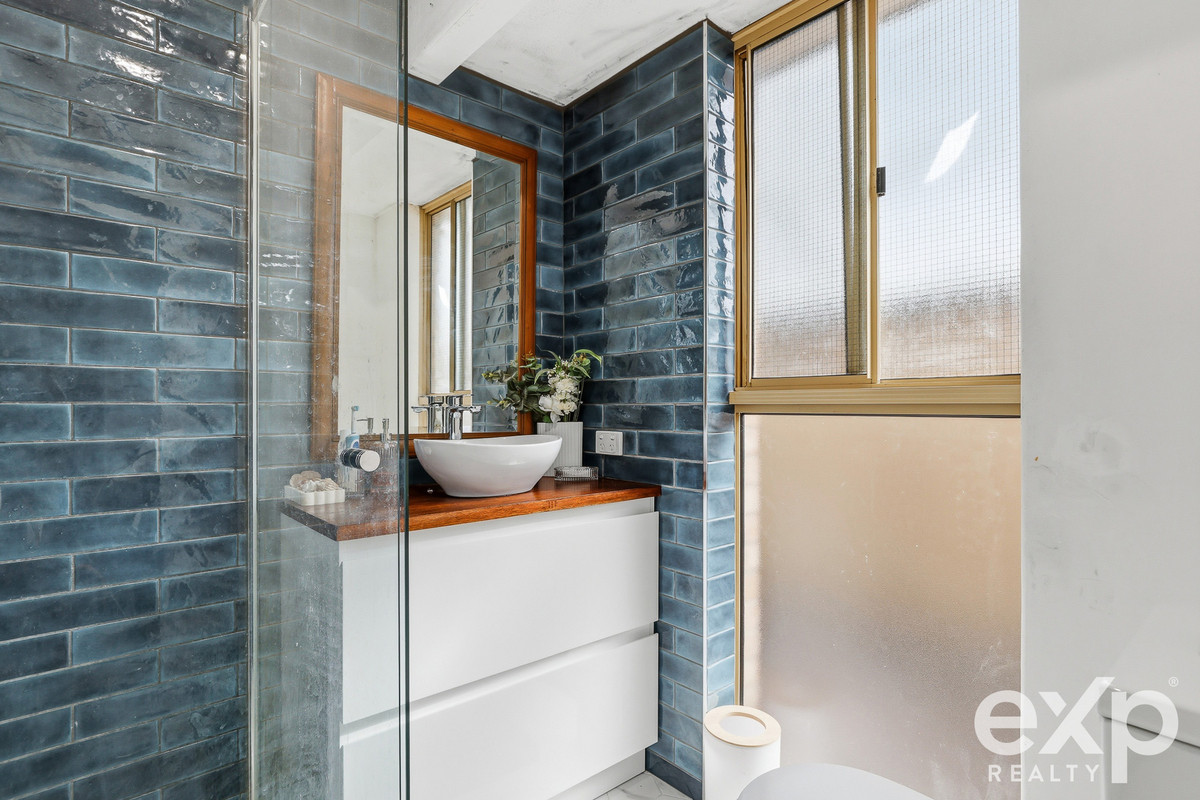 Residential for sale in Warnbro, 11 Tweed Close, Warnbro WA 6169, 702 m²