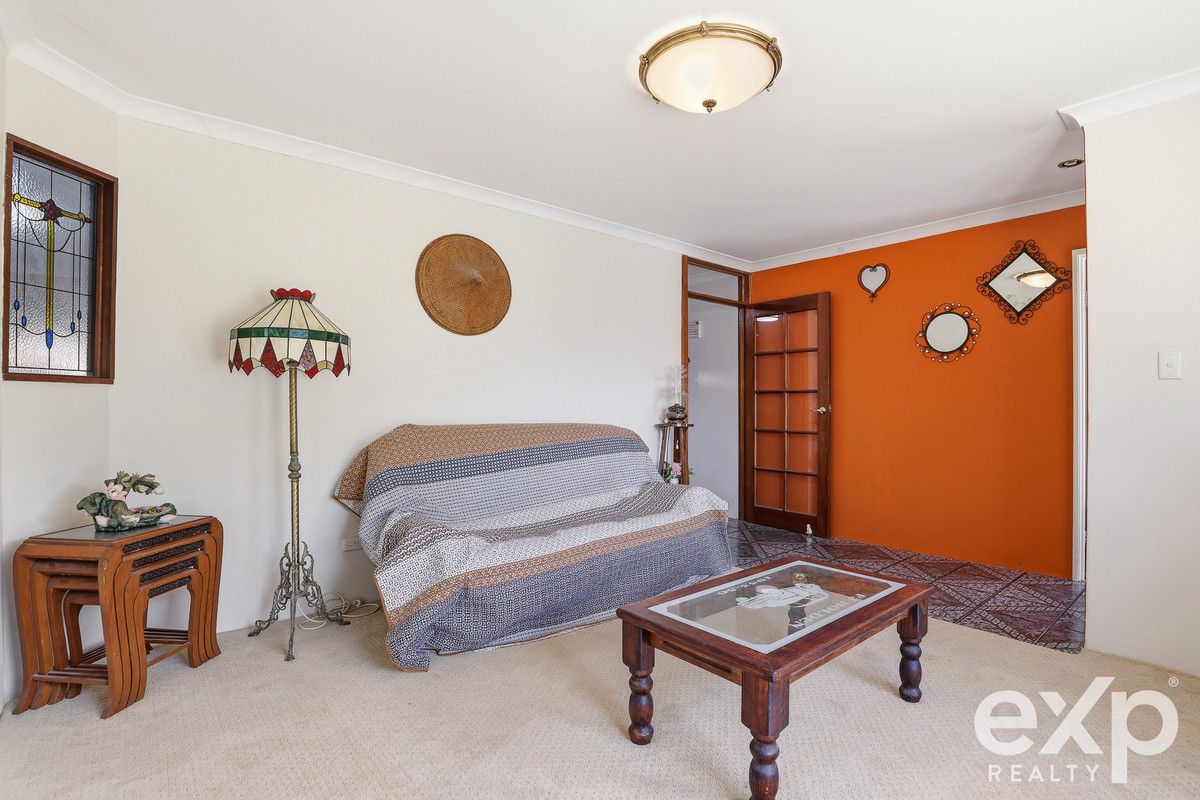 Residential for sale in Warnbro, 11 Tweed Close, Warnbro WA 6169, 702 m²