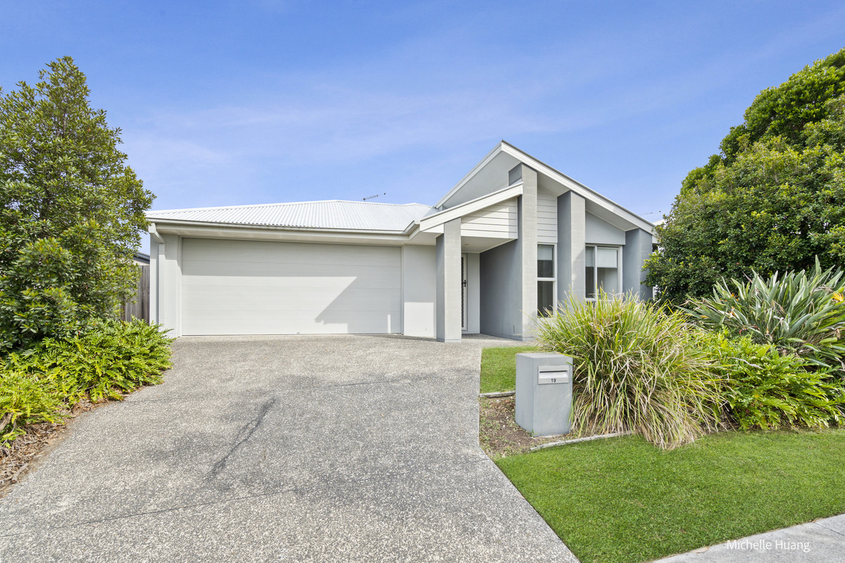 CHARMING FAMILY HOME I ENVIABLE LOCATION I MOVE IN READY