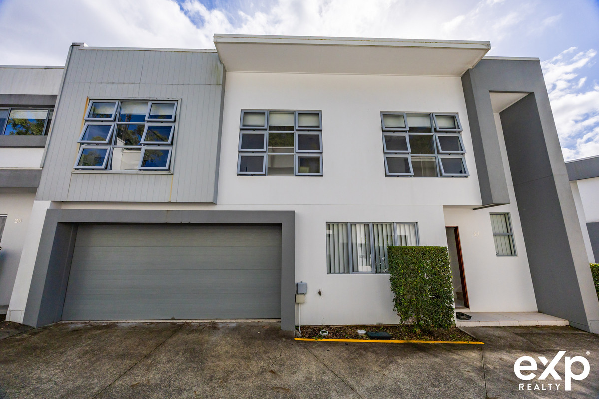 Family Townhouse with Playground, Gym & Reserve Backing | Helensvale