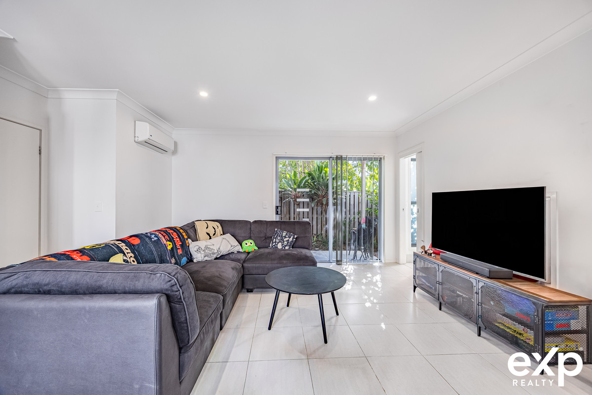 Family Townhouse with Playground, Gym & Reserve Backing | Helensvale