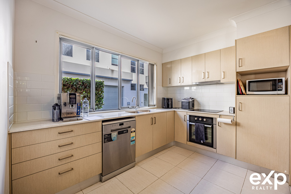 Family Townhouse with Playground, Gym & Reserve Backing | Helensvale