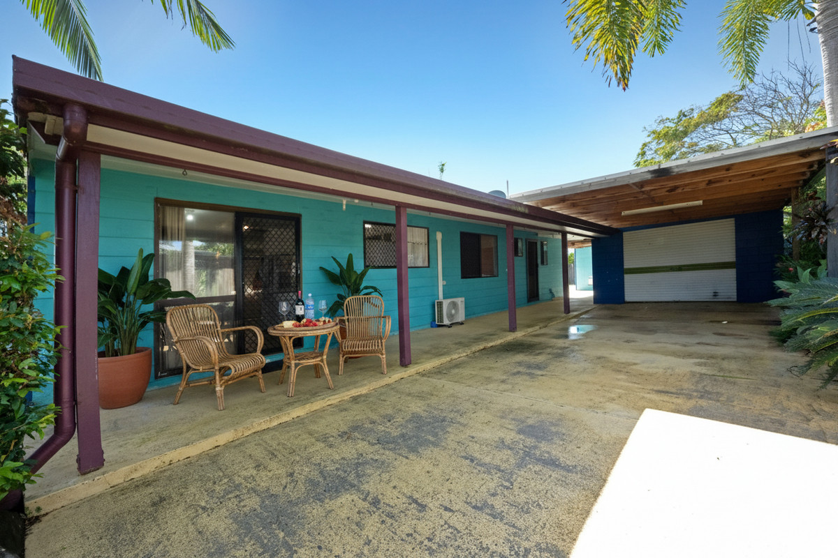Beach House + Self-Contained Granny Flat | 701m² | Walk to Lamberts Beach