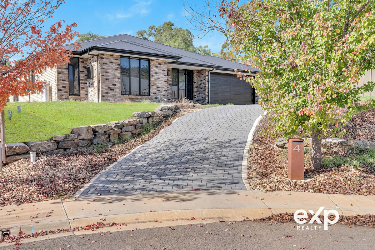Modern Family Living on a Huge 1,235sqm Allotment in the Heart of Clare