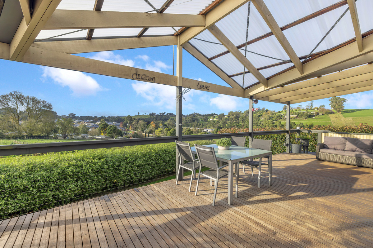 Family Living, Scenic Views & Over 6,000m² in Town