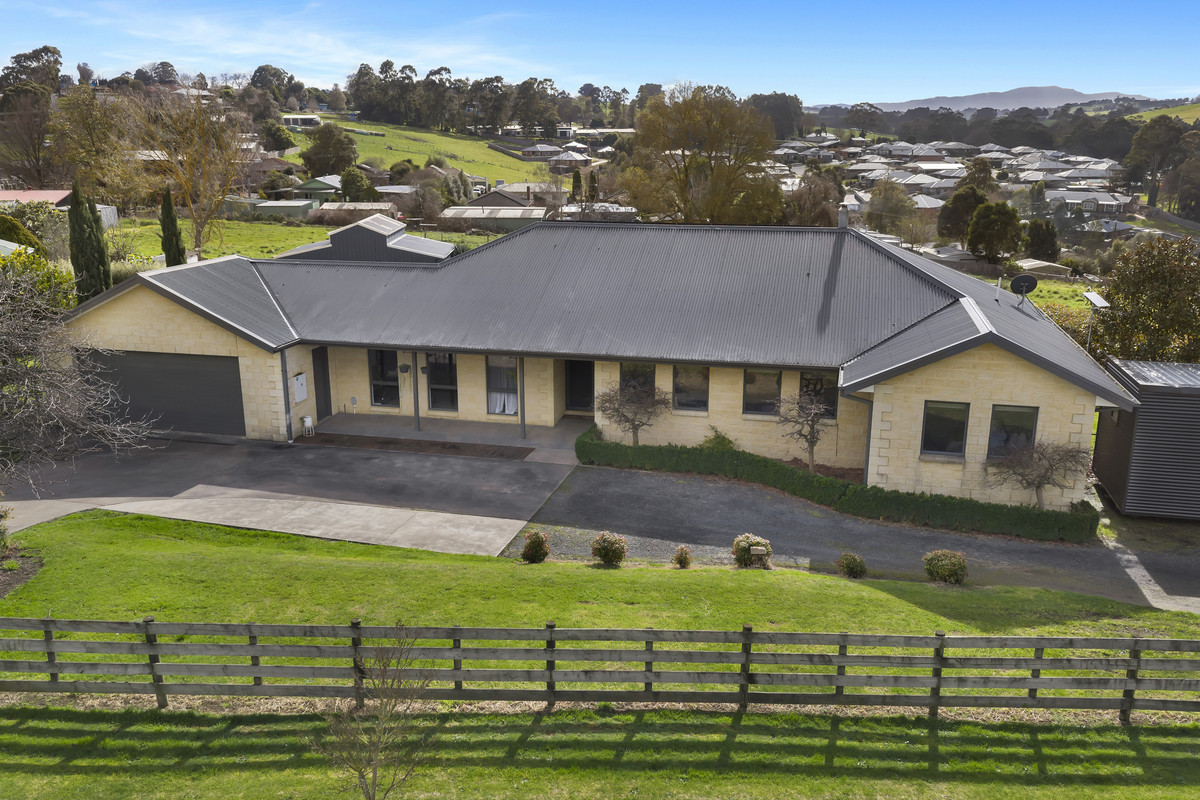 Family Living, Scenic Views & Over 6,000m² in Town