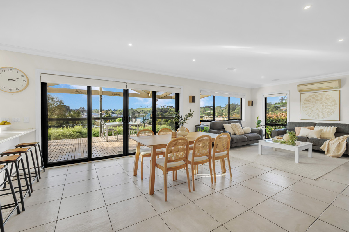 Family Living, Scenic Views & Over 6,000m² in Town