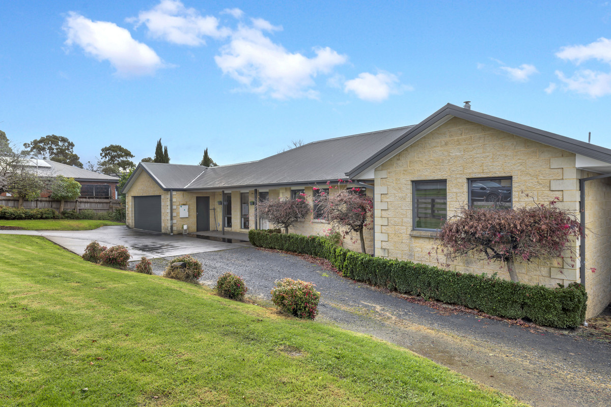 Family Living, Scenic Views & Over 6,000m² in Town