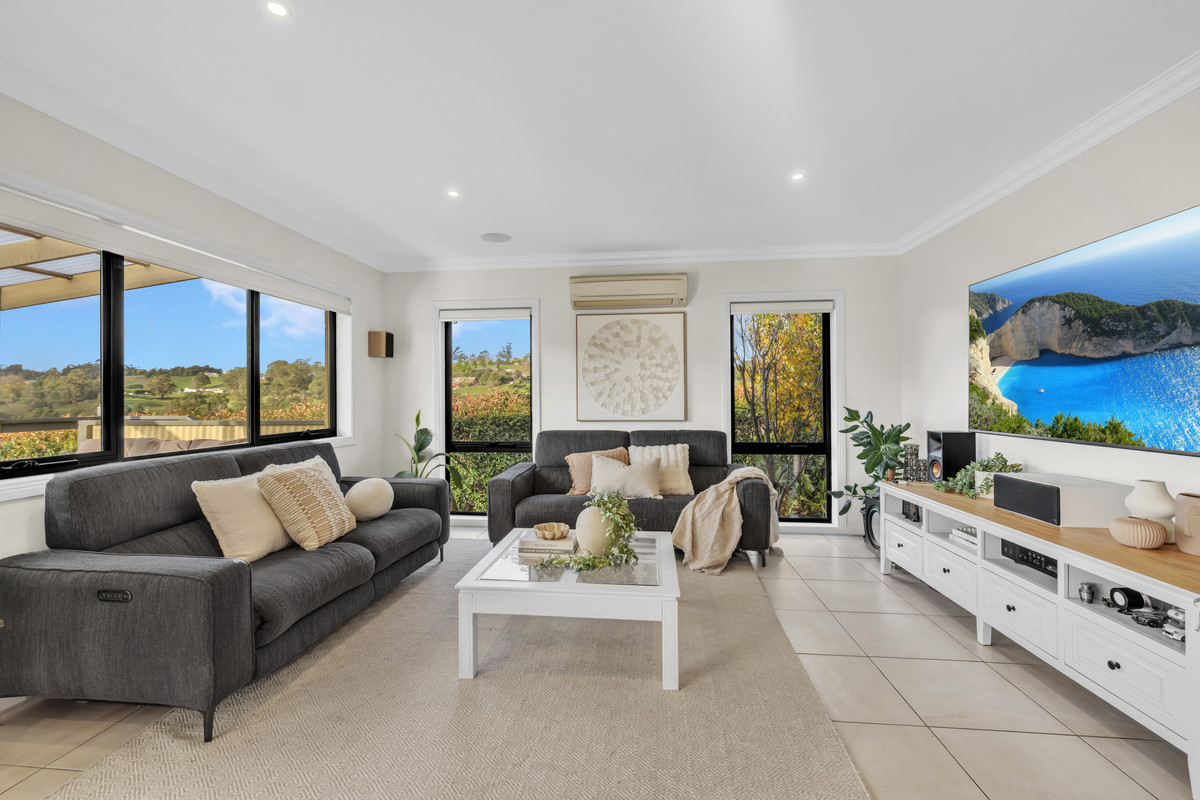 Family Living, Scenic Views & Over 6,000m² in Town