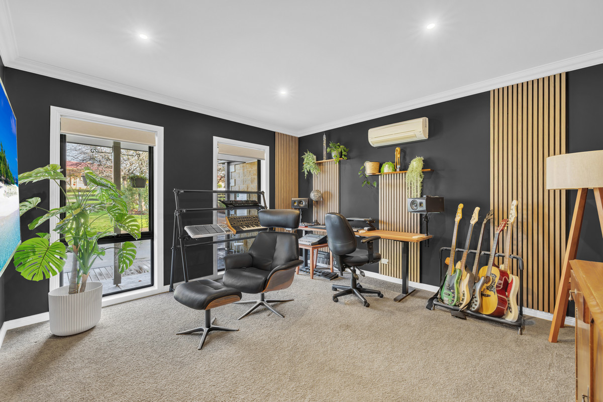 Family Living, Scenic Views & Over 6,000m² in Town