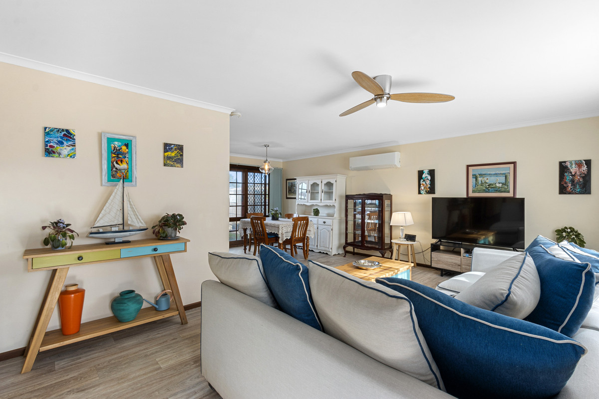 120m from the beach, unit living