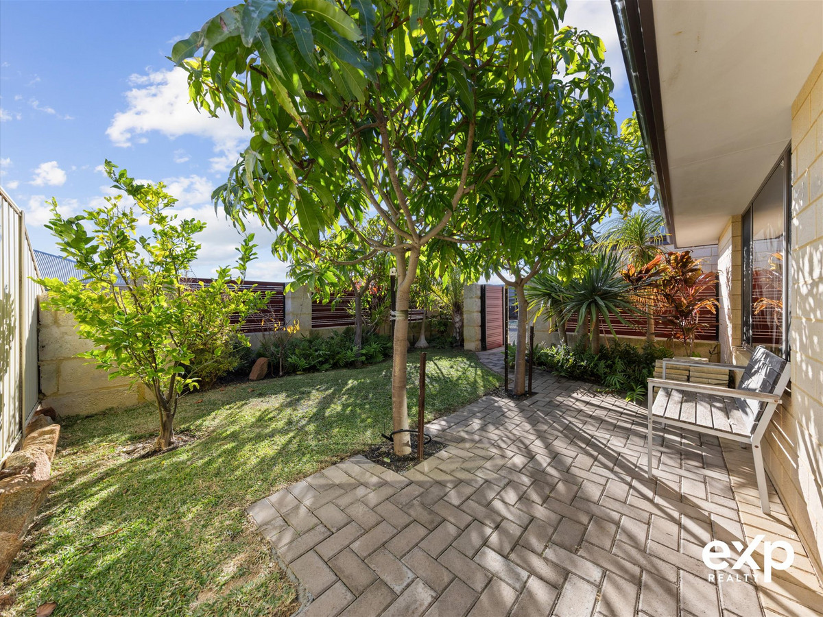 OCEAN BREEZE & SERENITY PLEASE, MADORA BAY OPPULENCE JUST 750M FROM BEACH.